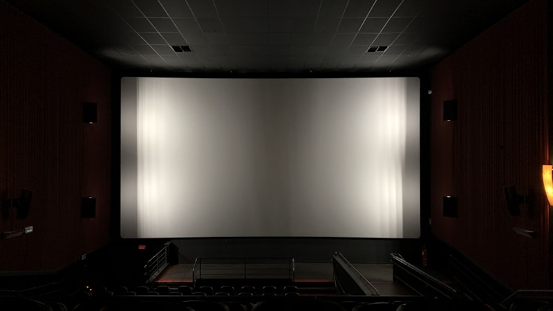 プロジェクタースクリーンの代用品は何が使える？家にあるもので見やすく映すコツを整理